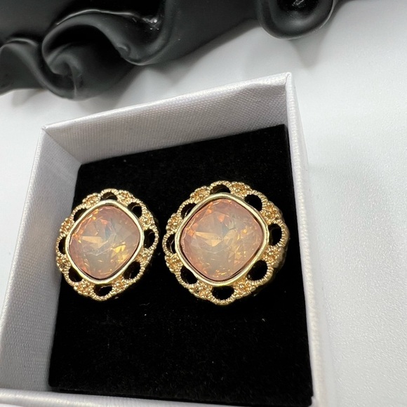 Elegant Swarovski Crystal and Gold Women's Earrings - Picture 3 of 8